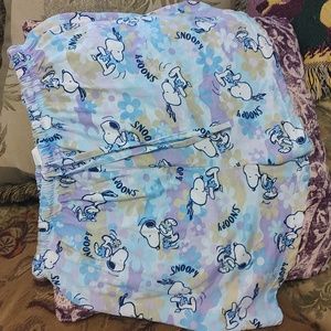 Snoopy sleeping shorts